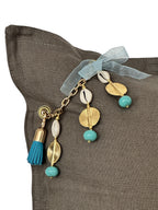 Coussin en lin MIYA, design moderne, confection artisanale et pampille décorative | MIYA