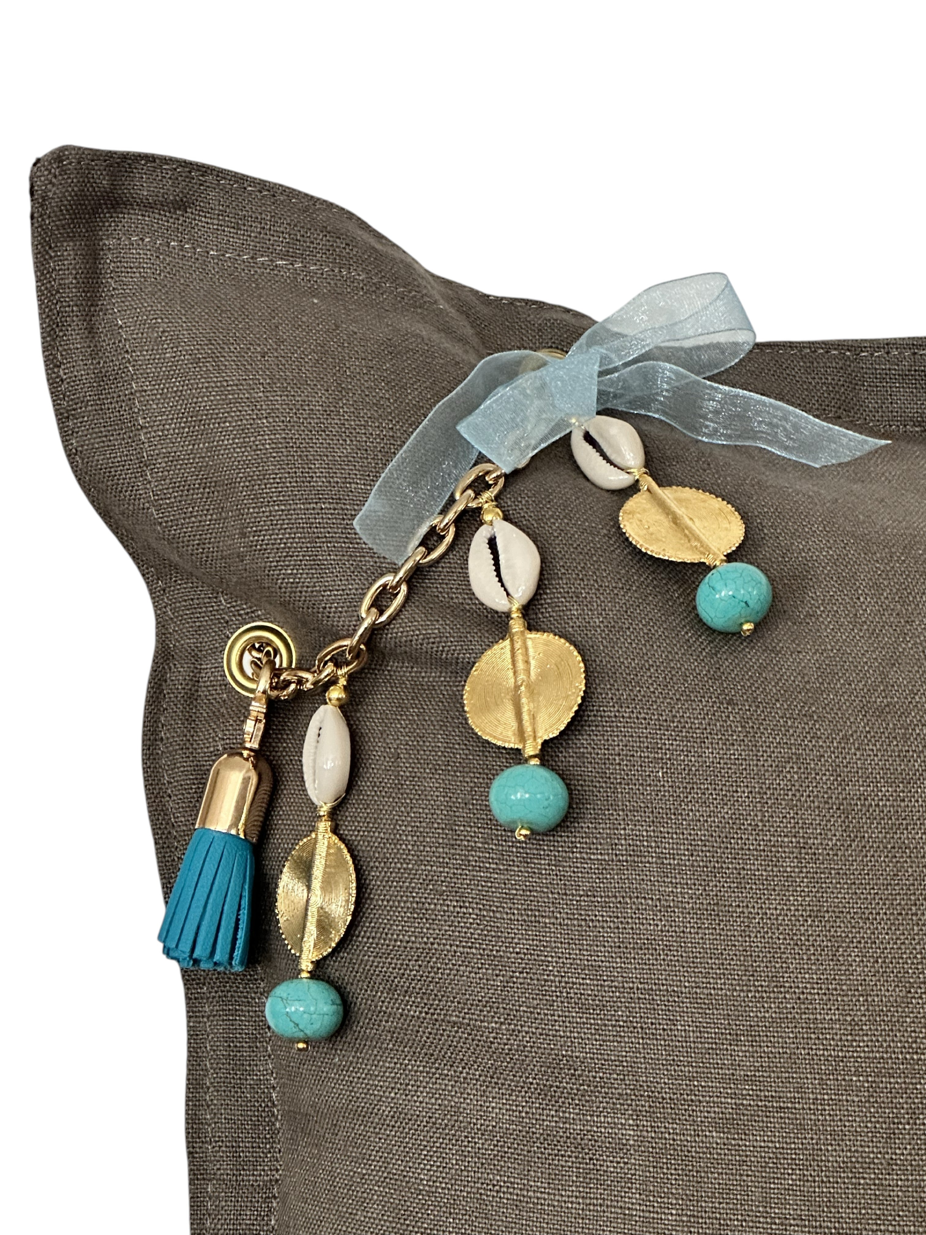 Coussin en lin MIYA, design moderne, confection artisanale et pampille décorative | MIYA