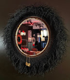 Miroir rond Ebony accroché à un mur dans un lounge  avec reflets - Décoration murale artisanale | MIYA
