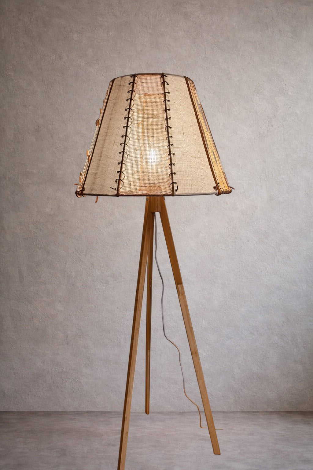 Lampadaire en tissu ajouré corseté – Bohème chic | SARAH - MIYA